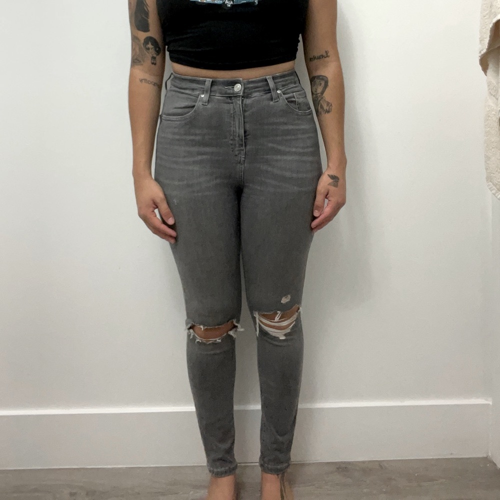 GREY SKINNY JEANS
